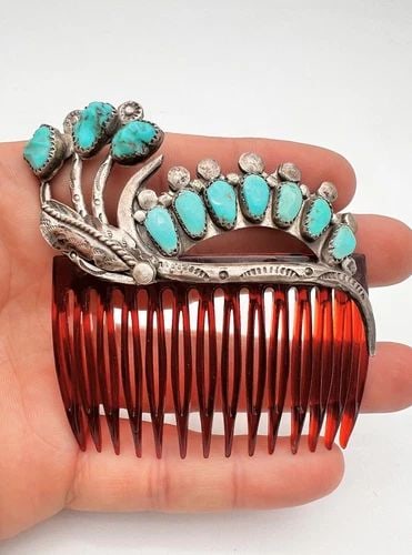 ZUNI LEONARD LULA WEEBOTHEE HAIR ORNAMENT COMB KINGMAN TURQUOISE HAND STAMPED: ZUNI LEONARD LULA WEEBOTHEE HAIR ORNAMENT COMB KINGMAN TURQUOISE HAND STAMPED Zuni Leonard Lula Weebothee Hair Ornament Comb Kingman Turquoise Hand Stamped Size: 3" Wide By 3" Tall Metal: Sterling Sil