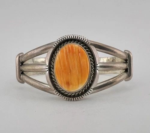 VTG NAVAJO STERLING SILVER NATURAL ORANGE SPINY OYSTER SHELL CUFF BRACELET 43.3G: VTG NAVAJO STERLING SILVER NATURAL ORANGE SPINY OYSTER SHELL CUFF BRACELET 43.3G Vintage Navajo Sterling Silver Natural Orange Spiny Oyster Shell Cuff Bracelet 43.3g Cuff is 5 3/4" tip to Tip and has 