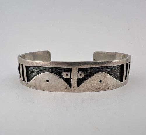VINTAGE HOPI STERLING SILVER TRIBAL DESIGN OVERLAY WOMEN'S CUFF BRACELET 23.3G: VINTAGE HOPI STERLING SILVER TRIBAL DESIGN OVERLAY WOMEN'S CUFF BRACELET 23.3G Vintage Hopi Sterling Silver Tribal Design Overlay Women's Cuff Bracelet 23.3g Cuff is 5 1/4" tip to Tip and has a 1 1/8"