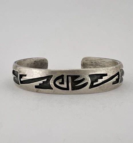 VTG ROSS JOSEYESVA HOPI STERLING SILVER TRIBAL OVERLAY CUFF BRACELET 22.2G: VTG ROSS JOSEYESVA HOPI STERLING SILVER TRIBAL OVERLAY CUFF BRACELET 22.2G Vintage Ross Joseyesva Hopi Sterling Silver Tribal Overlay Cuff Bracelet 22.2g Cuff is 5 1/8" tip to Tip and has a Around 3/4