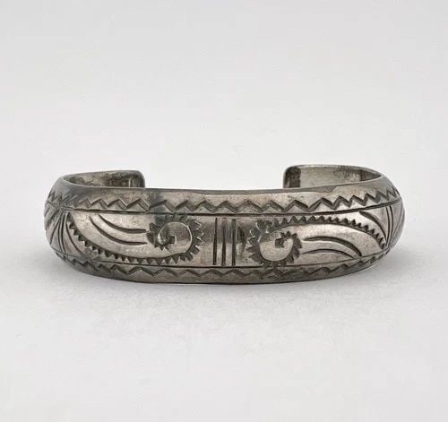 VINTAGE NAVAJO STERLING SILVER DETAILED DEEP STAMPED WOMEN'S CUFF BRACELET 30G: VINTAGE NAVAJO STERLING SILVER DETAILED DEEP STAMPED WOMEN'S CUFF BRACELET 30G Vintage Navajo Sterling Silver Detailed Deep Stamped Women's Cuff Bracelet 30g Cuff is 5" Tip to Tip and has a 1 1/4" Wid