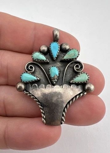 VINTAGE JB NAVAJO STERLING SILVER NEVADA TURQUOISE FLOWER BOUQUET PENDANT 1.75": Vintage JB Navajo Sterling Silver Nevada Turquoise Flower Bouquet Pendant 1.75" Size: 1 3/4" Tall With bail by 1 3/8" Wide Weight is 11.7 Grams on my scale Test Positive For Sterling Silver Amazing Na