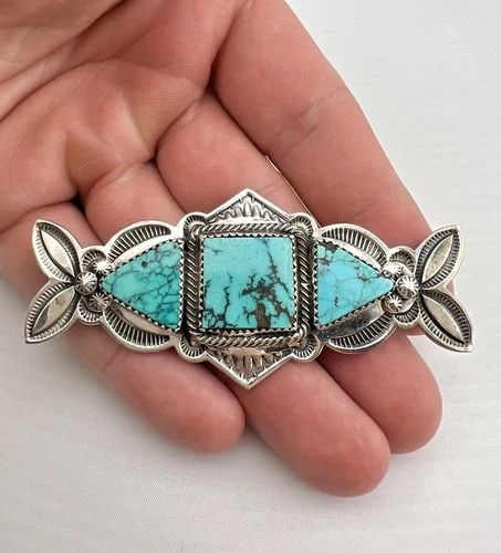 VTG DE CHELLY NAVAJO STERLING SILVER NATURAL SPIDERWEB TURQUOISE BROOCH PIN 3": VTG DE CHELLY NAVAJO STERLING SILVER NATURAL SPIDERWEB TURQUOISE BROOCH PIN 3" Vtg De Chelly Navajo Sterling Silver Natural Spiderweb Turquoise Brooch Pin 3" Size: Almost 1 1/2" Tall by 3" Wide Metal: