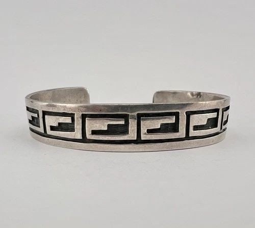 VINTAGE HOPI STERLING SILVER TRIBAL PATTERN DESIGN OVERLAY CUFF BRACELET 24G: VINTAGE HOPI STERLING SILVER TRIBAL PATTERN DESIGN OVERLAY CUFF BRACELET 24G Vintage Hopi Sterling Silver Tribal Pattern Design Overlay Cuff Bracelet 24g Cuff is 5 7/8" tip to Tip and has a 1" Wide Ad