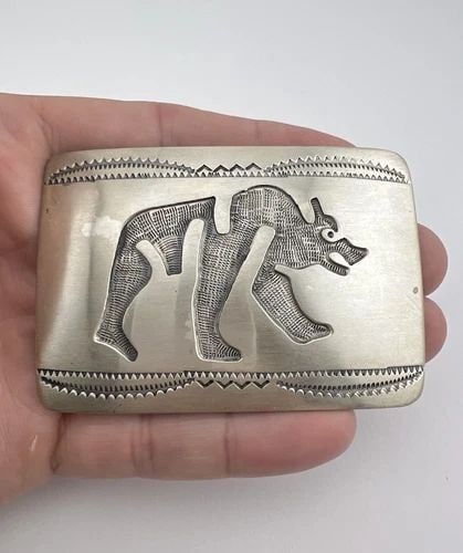 VTG NAVAJO STERLING SILVER BEAR TRIBAL OVERLAY STAMPED BELT BUCKLE 3"- 44.5G: VTG NAVAJO STERLING SILVER BEAR TRIBAL OVERLAY STAMPED BELT BUCKLE 3"- 44.5G Vtg Navajo Sterling Silver Bear Tribal Overlay Stamped Belt Buckle 3"- 44.5g Size: 3" Wide By 2 1/8" Tall Weight is 44.5 Gr
