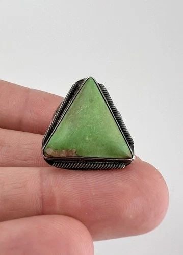 OLD FRED HARVEY ERA NAVAJO STERLING SILVER GREEN TURQUOISE TRIANGLE WOMEN'S RING: OLD FRED HARVEY ERA NAVAJO STERLING SILVER GREEN TURQUOISE TRIANGLE WOMEN'S RING OLD Fred Harvey Era Navajo Sterling Silver Green Turquoise Triangle Women's Ring Ring Size: 5.5- Can Be re Sized Weight
