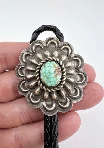 VINTAGE NAVAJO STERLING SILVER CARICO LAKE TURQUOISE STAMPED OVAL BOLO TIE (1 of 2)