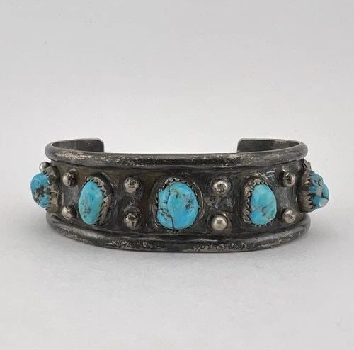 VTG NAVAJO STERLING SILVER BLUE NUGGET KINGMAN TURQUOISE STAMPED CUFF BRACELET: VTG NAVAJO STERLING SILVER BLUE NUGGET KINGMAN TURQUOISE STAMPED CUFF BRACELET Vtg Navajo Sterling Silver Blue Nugget Kingman Turquoise Stamped Cuff Bracelet Cuff is 5" tip to Tip and has a 1 1/2" Wid