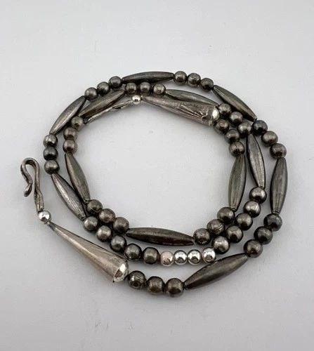 OLD NAVAJO STERLING SILVER PEARL BENCH BEAD SINGLE STRAND NECKLACE 22.5" - 25.7G: OLD Navajo Sterling Silver Pearl Bench Bead Single Strand Necklace 22.5" - 25.7g SOLID STERLING SILVER SMOOTH DESIGN HANDMADE BENCH BEAD NECKLACE SIZE - 22.5" in Length Tip To Tip WEIGHT - 25.7 Grams 