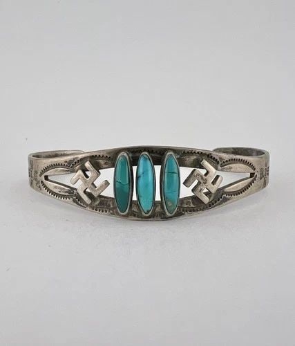 OLD FRED HARVEY NAVAJO COIN SILVER TURQUOISE WHIRLING LOG ARROW CUFF BRACELET: OLD FRED HARVEY NAVAJO COIN SILVER TURQUOISE WHIRLING LOG ARROW CUFF BRACELET OLD Fred Harvey Era Navajo Coin Silver Turquoise Whirling Log Arrow Cuff Bracelet Cuff is 4 5/8" tip to Tip and has an aro