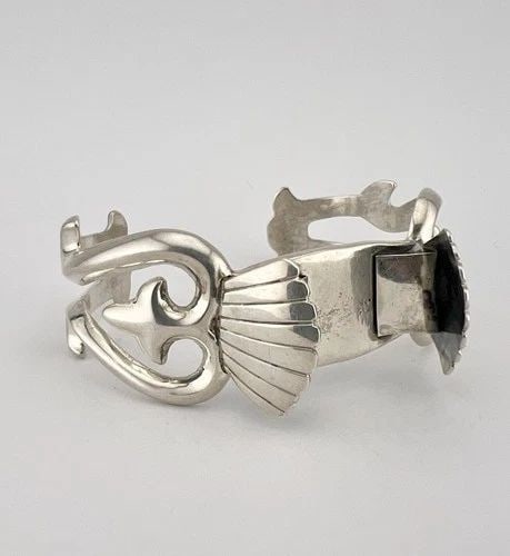 VTG FELIX JOE NAVAJO SANDCAST STERLING SILVER WOMEN'S CUFF WATCH BRACELET 45G: VTG FELIX JOE NAVAJO SANDCAST STERLING SILVER WOMEN'S CUFF WATCH BRACELET 45G Vtg Felix Joe Navajo Sandcast Sterling Silver Women's Cuff Watch Bracelet 45g Cuff is 5 1/8" tip to Tip and has an Around 