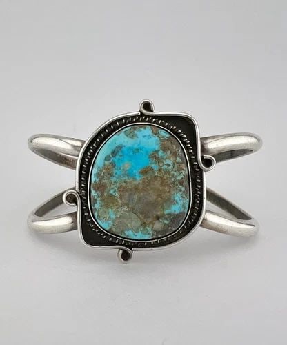 VINTAGE NAVAJO STERLING SILVER BLUE KINGMAN TURQUOISE CUFF BRACELET: VINTAGE NAVAJO STERLING SILVER BLUE KINGMAN TURQUOISE CUFF BRACELET Vintage Navajo Sterling Silver Blue Kingman Turquoise Cuff Bracelet Cuff is 5 1/8" tip to Tip and has a 1" Adjustable Gap Cuff Is Ab