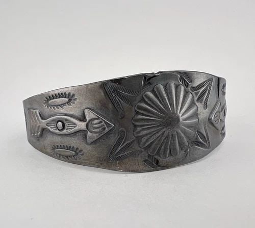 1940S FRED HARVEY ERA NAVAJO COIN SILVER STAMPED ARROW CONCHO CUFF BRACELET: 1940S FRED HARVEY ERA NAVAJO COIN SILVER STAMPED ARROW CONCHO CUFF BRACELET 1940s Fred Harvey Era Navajo Coin Silver Stamped Arrow Concho Cuff Bracelet Cuff is 5 3/4" tip to Tip and has a 1" Wide Adju