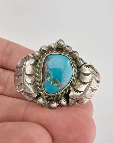 VTG NAVAJO STERLING SILVER NATURAL BISBEE TURQUOISE STAMPED RING 12.6G: VTG NAVAJO STERLING SILVER NATURAL BISBEE TURQUOISE STAMPED RING 12.6G Vtg Navajo Sterling Silver Natural Bisbee Turquoise Stamped Ring 12.6g Size: 6.75 - Can Be Resized Weight is 12.6 Grams on my sca