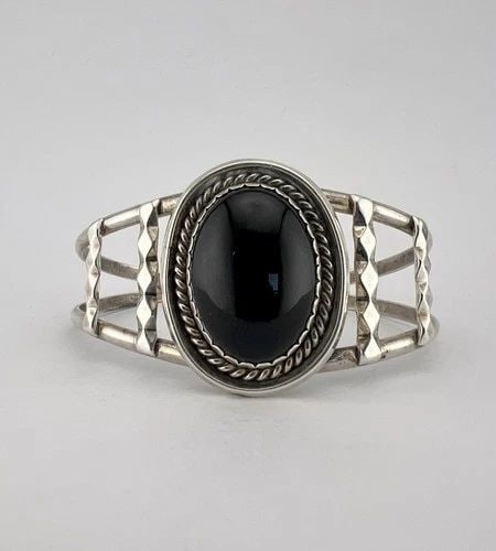 VINTAGE NAVAJO STERLING SILVER BLACK ONYX TWIST CUFF BRACELET: VINTAGE NAVAJO STERLING SILVER BLACK ONYX TWIST CUFF BRACELET Vintage Navajo Sterling Silver Black Onyx Twist Cuff Bracelet Cuff is 5 3/8" tip to Tip and has a 1 1/4" Wide Adjustable Gap Cuff Is Over 