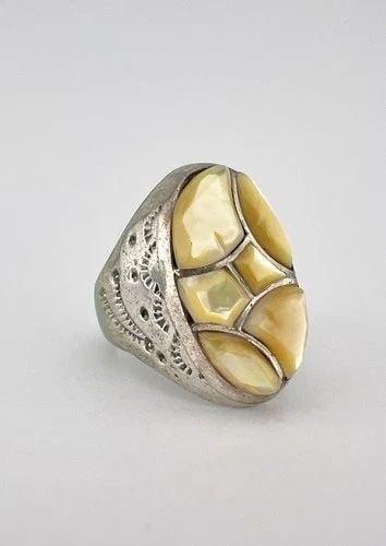 VTG ZUNI STERLING SILVER YELLOW MOTHER OF PEARL 3D INLAY INGOT MEN'S RING 22.5G: Vtg Zuni Sterling Silver Yellow Mother Of Pearl 3D Inlay Ingot Stamped Men's Ring 22.5g Size: 11.5 - Can Be re Sized Weight is 22.5 Grams on my scale Metal: Sterling Silver Ring is 1 1/8" Tall In the 