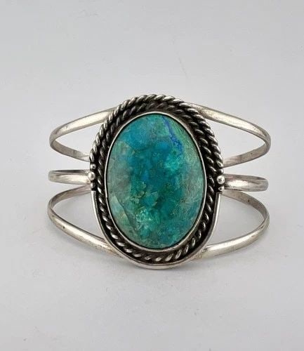 VINTAGE NAVAJO STERLING SILVER NATURAL CHRYSOCOLLA 3 SHANK TWIST CUFF BRACELET: VINTAGE NAVAJO STERLING SILVER NATURAL CHRYSOCOLLA 3 SHANK TWIST CUFF BRACELET Vintage Navajo Sterling Silver Natural Chrysocolla 3 Shank Twist Cuff Bracelet Cuff is 5 5/8" tip to Tip and has a 1 1/8"