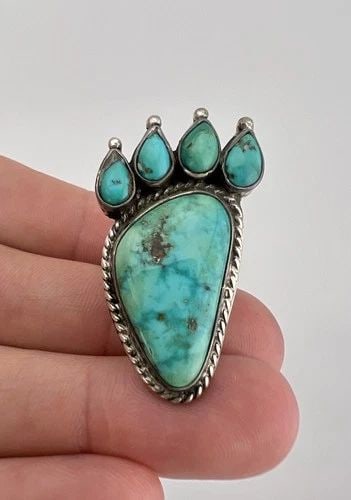 VINTAGE NAVAJO STERLING SILVER HIGH GRADE CARICO LAKE TURQUOISE BEAR PAW RING: Vintage Navajo Sterling Silver High Grade Carico Lake Turquoise Bear Paw Ring Ring Size: 8 - Can Be Re Sized Weight is 11.8 Grams on my scale Metal: Sterling Silver Ring is 1 5/8" Tall In the Center B