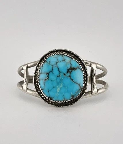 VINTAGE NAVAJO STERLING SILVER WEBBED KINGMAN TURQUOISE STAMPED CUFF BRACELET: Vintage Navajo Sterling Silver Webbed Kingman Turquoise Stamped Cuff Bracelet Cuff is 5 1/8" tip to Tip and has a 1" Adjustable Gap Cuff Is 1 3/8" Wide In the Center Weight is 26.5 Grams on my scale T
