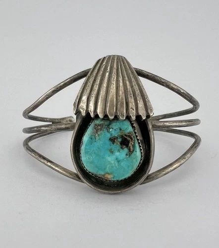 VINTAGE NAVAJO STERLING SILVER FOX TURQUOISE STAMPED CUFF BRACELET: VINTAGE NAVAJO STERLING SILVER FOX TURQUOISE STAMPED CUFF BRACELET Vintage Navajo Sterling Silver Fox Turquoise Stamped Cuff Bracelet Cuff is 5 1/2" tip to Tip and has a 1 1/8" Wide Adjustable Gap Cuf