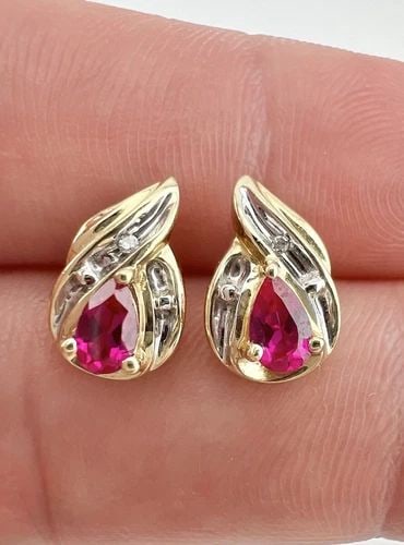 DESIGNER 10K YELLOW GOLD LAB CREATED RUBY & DIAMOND POST STUD EARRINGS: DESIGNER 10K YELLOW GOLD LAB CREATED RUBY & DIAMOND POST STUD EARRINGS Designer 10K Yellow Gold Lab Created Ruby & Diamond Post Stud Earrings Size: 1/2" Tall by 3/8" Wide Weight is 2.0 Grams on my sca