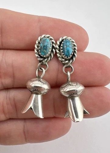 VTG NAVAJO STERLING SILVER BISBEE TURQUOISE STAMPED SQUASH BLOSSOM POST EARRINGS (1 of 2)