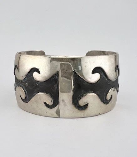 VTG NAVAJO STERLING SILVER TRIBAL WAVE DESIGN OVERLAY WIDE CUFF BRACELET 47.6G: VTG NAVAJO STERLING SILVER TRIBAL WAVE DESIGN OVERLAY WIDE CUFF BRACELET 47.6G Vtg Navajo Sterling Silver Tribal Wave Design Overlay Wide Cuff Bracelet 47.6g Cuff is 5 5/8" tip to Tip and has a 1 1/8"