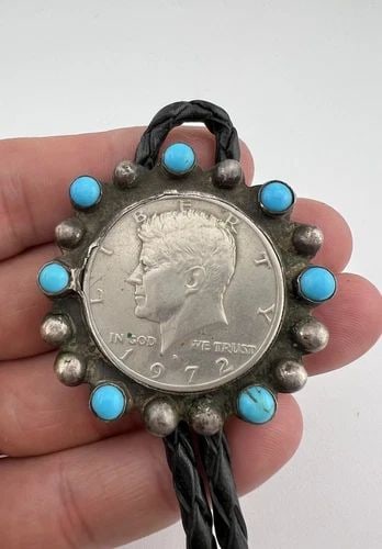 VTG NAVAJO STERLING SILVER 1972 KENNEDY HALF DOLLAR TURQUOISE BOLO TIE 1.75": VTG NAVAJO STERLING SILVER 1972 KENNEDY HALF DOLLAR TURQUOISE BOLO TIE 1.75" Vtg Navajo Sterling Silver 1972 Kennedy Half dollar Turquoise Bolo Tie 1.75" Size: 1 3/4" Tall & Wide Weight is 45.7 Grams 