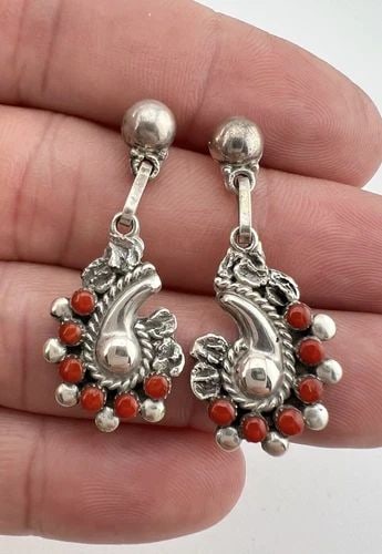 VINTAGE WEEBOTHEE ZUNI STERLING SILVER RED CORAL DANGLE EARRINGS 1.5": VINTAGE WEEBOTHEE ZUNI STERLING SILVER RED CORAL DANGLE EARRINGS 1.5" Vintage WEEBOTHEE ZUNI Sterling Silver Red Coral Dangle Earrings 1.5" Size: 1 1/2" Tall By 5/8" Wide Weight is 4.5 Grams on my sca