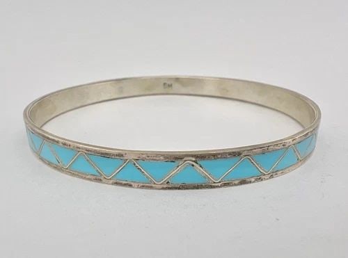 VTG NAVAJO STERLING SILVER TURQUOISE FLUSH INLAY ROW ETERNITY BANGLE BRACELET: VTG NAVAJO STERLING SILVER TURQUOISE FLUSH INLAY ROW ETERNITY BANGLE BRACELET Vtg Navajo Sterling Silver Turquoise Flush Inlay Row Eternity Bangle Bracelet Bangle Inside Circumference Size: is 8" & 1/