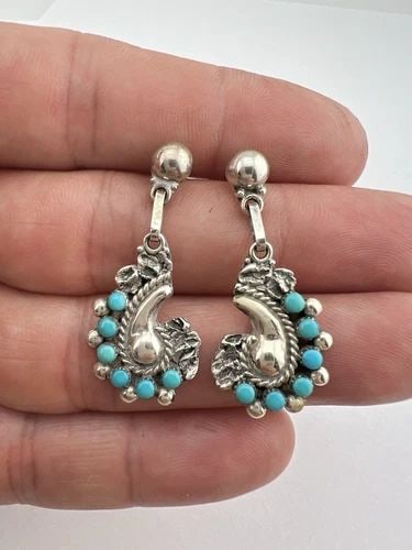 VINTAGE WEEBOTHEE ZUNI STERLING SILVER TURQUOISE DANGLE EARRINGS 1.5": VINTAGE WEEBOTHEE ZUNI STERLING SILVER TURQUOISE DANGLE EARRINGS 1.5" Vintage WEEBOTHEE ZUNI Sterling Silver TURQUOISE Dangle Earrings 1.5" Size: 1 1/2" Tall By 5/8" Wide Weight is 4.5 Grams on my sca