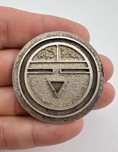 VTG NAVAJO SANDCAST STERLING SILVER SUNFACE KACHINA ROUND PIN BROOCH 1.75": VTG NAVAJO SANDCAST STERLING SILVER SUNFACE KACHINA ROUND PIN BROOCH 1.75" Vtg Navajo Sandcast Sterling Silver Sunface Kachina Round Pin Brooch 1.75" Size: 1 3/4" Wide & Tall Metal: Sterling Silver We