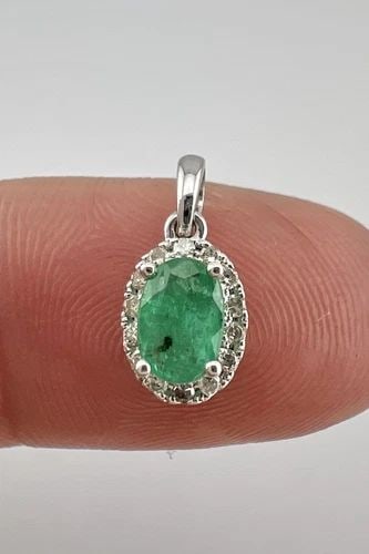 DESIGNER 14K WHITE GOLD OVAL CUT EMERALD & DIAMOND HALO PENDANT: DESIGNER 14K WHITE GOLD OVAL CUT EMERALD & DIAMOND HALO PENDANT Designer 14k White Gold Oval Cut Emerald & Diamond Halo Pendant Size: 5/8" Tall With Bail By 1/4" Wide Metal: 14k White Gold Weight is 0