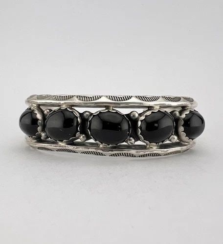 VTG H. SPENCER NAVAJO STERLING SILVER BLACK ONYX STAMPED CUFF BRACELET 34G: VTG H. SPENCER NAVAJO STERLING SILVER BLACK ONYX STAMPED CUFF BRACELET 34G Vtg H. Spencer Navajo Sterling Silver Black Onyx Stamped Cuff Bracelet 34g Cuff is 5 1/4" tip to Tip and has a Around 1 1/4" 