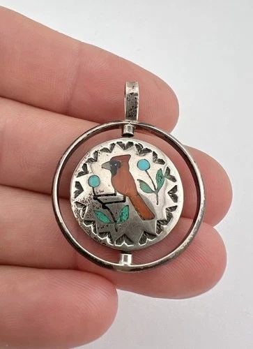 VTG ZUNI STERLING SILVER FLUSH CARDINAL BLUE JAY BIRD SPINNER REVERSIBLE PENDANT: Vtg Zuni Sterling Silver Flush Cardinal & Blue Jay Bird Spinner Reversible Pendant Size: Just Under 1 1/2" Tall With Bail By 1 1/8" Wide Metal: Sterling Silver Weight is 9.0 Grams on my scale In Great