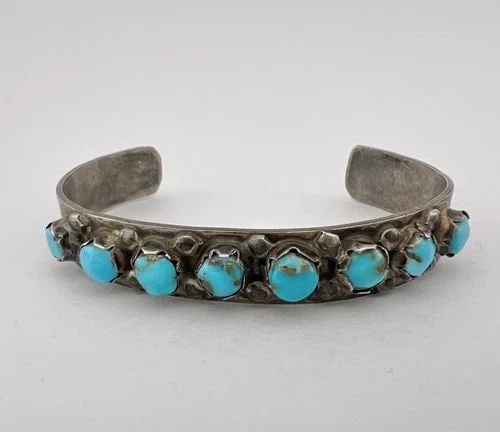 VTG FRED HARVEY NAVAJO STERLING SILVER TURQUOISE STAMPED ROW CUFF BRACELET: VTG FRED HARVEY NAVAJO STERLING SILVER TURQUOISE STAMPED ROW CUFF BRACELET Vtg Fred Harvey Navajo Sterling Silver Turquoise Stamped Row Cuff Bracelet Cuff is 4 1/2" tip to Tip and has an Over 1 1/4" W