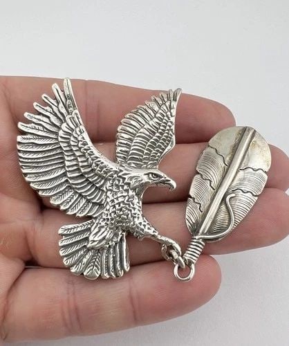 VTG NAVAJO HEAVY CAST STERLING SILVER 3D FLYING EAGLE & FEATHER PENDANT -27.9G (1 of 2)