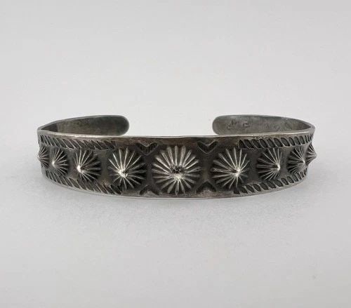 EARLY FRED HARVEY ERA NAVAJO SILVER REPOUSSE SPIKE STAMPED ARROW CUFF BRACELET (1 of 2)