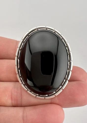 MASSIVE VINTAGE NAVAJO STERLING SILVER BLACK ONYX STAMPED OVAL RING 30.8G: MASSIVE VINTAGE NAVAJO STERLING SILVER BLACK ONYX STAMPED OVAL RING 30.8G Massive Vintage Navajo Sterling Silver Black Onyx Stamped Oval Ring 30.8g Ring Size: 9 - Can Be Resized Weight is 30.8 Grams o