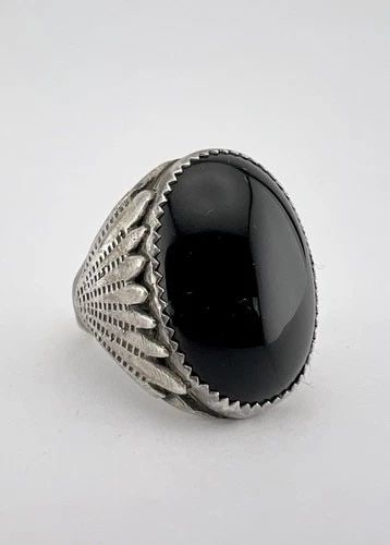 VINTAGE NAVAJO STERLING SILVER NATURAL OVAL BLACK ONYX STAMPED MEN'S RING 22.1G: VINTAGE NAVAJO STERLING SILVER NATURAL OVAL BLACK ONYX STAMPED MEN'S RING 22.1G Vintage Navajo Sterling Silver Natural Oval Black Onyx Stamped Men's Ring 22.1g Ring Size: 11 - Can Be Resized Weight is