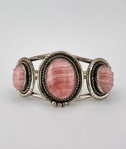 VINTAGE NAVAJO STERLING SILVER RHODOCHROSITE 3 STONE CUFF BRACELET 27G: VINTAGE NAVAJO STERLING SILVER RHODOCHROSITE 3 STONE CUFF BRACELET 27G Vintage Navajo Sterling Silver Rhodochrosite 3 Stone Cuff Bracelet 27g Cuff is 5" tip to Tip and has an 1" Wide Adjustable Gap Fa
