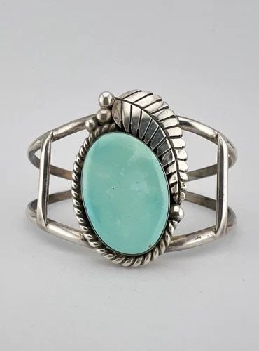 VINTAGE NAVAJO STERLING SILVER FOX TURQUOISE STAMPED CUFF BRACELET 27.6G: VINTAGE NAVAJO STERLING SILVER FOX TURQUOISE STAMPED CUFF BRACELET 27.6G Vtg Navajo Sterling Silver Webbed Fox Turquoise Stamped Cuff Bracelet 29.1g Cuff is 5 1/8" tip to Tip and has a 1" Wide Adjusta