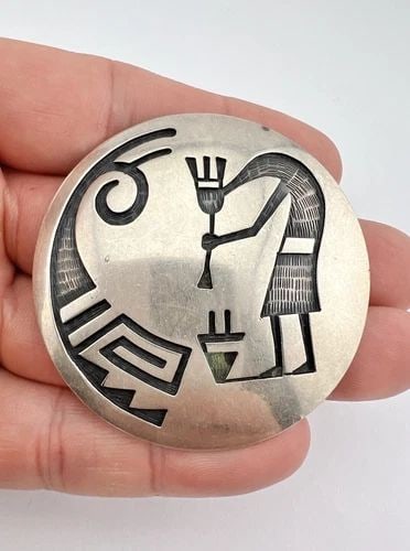 VTG KENNETH KUWANVAYOUMA HOPI STERLING SILVER KOKOPELLI TRIBAL BROOCH PENDANT (1 of 2)