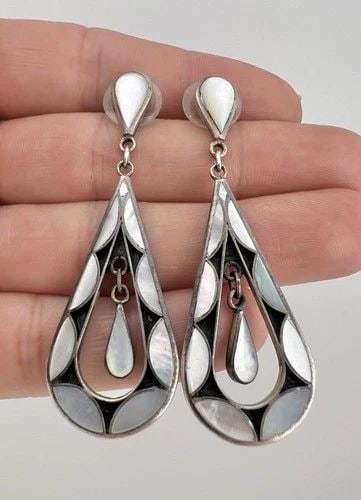 VINTAGE ZUNI STERLING SILVER JET & MOP FISHSCALE FLUSH POST DANGLE EARRINGS 2.5" (1 of 2)