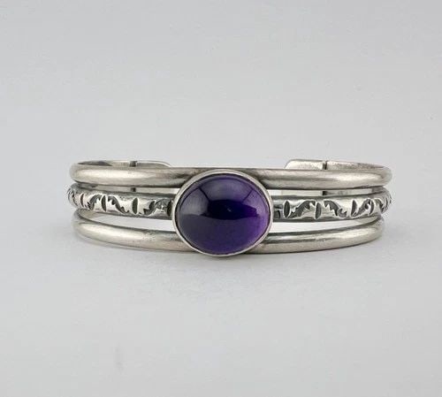 VTG NAVAJO STERLING SILVER NATURAL AMETHYST STAMPED WOMEN'S CUFF BRACELET: VTG NAVAJO STERLING SILVER NATURAL AMETHYST STAMPED WOMEN'S CUFF BRACELET Vtg Navajo Sterling Silver Natural Amethyst Stamped Women's Cuff Bracelet Cuff is 5" tip to Tip and has a 1" Wide Adjustable G