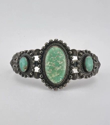 VTG FRED HARVEY ERA NAVAJO STERLING SILVER CERRILLOS TURQUOISE CUFF BRACELET: VTG FRED HARVEY ERA NAVAJO STERLING SILVER CERRILLOS TURQUOISE CUFF BRACELET Vtg Fred Harvey Era Navajo Sterling Silver Cerrillos Turquoise Cuff Bracelet Cuff is 5 1/8" tip to Tip and has a 1 1/4" Wid