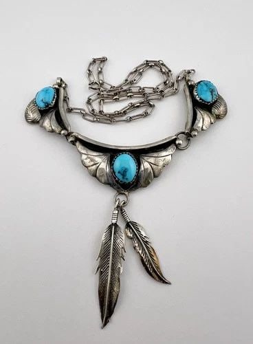 VTG NAVAJO STERLING SILVER SLEEPING BEAUTY TURQUOISE FEATHER DANGLE NECKLACE: VTG NAVAJO STERLING SILVER SLEEPING BEAUTY TURQUOISE FEATHER DANGLE NECKLACE Vtg Navajo Sterling Silver Sleeping Beauty Turquoise Feather Dangle Necklace MEASUREMENTS: Necklace measures 18" tip To tip