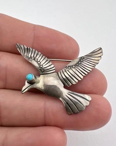 OLD 1940'S NAVAJO STERLING SILVER TURQUOISE STAMPED FLYING BIRD PIN BROOCH 1.75": Old 1940's Navajo Sterling Silver Turquoise Stamped Flying Bird Pin Brooch 1.75" Size: 1 3/4" Wide By 1 1/2" Tall Metal: Sterling Silver / Coin Silver Weight is 4.9 Grams on my scale In Great Antique 