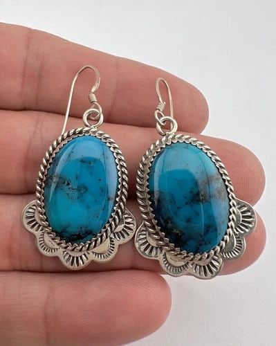 VTG NAVAJO STERLING SILVER WEBBED KINGMAN TURQUOISE HOOK DANGLE EARRINGS 1 7/8": VTG NAVAJO STERLING SILVER WEBBED KINGMAN TURQUOISE HOOK DANGLE EARRINGS 1 7/8" Vtg Navajo Sterling Silver Webbed Kingman Turquoise Hook Dangle Earrings 1 7/8" Size: 1 7/8" Tall With Dangle & 1" Wide 