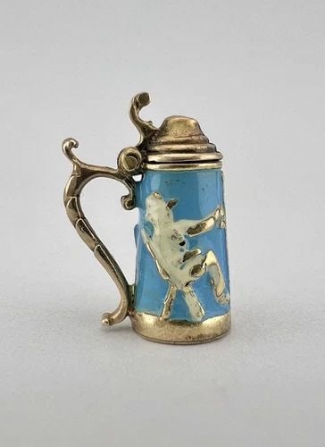 VINTAGE 375 - 9K YELLOW GOLD ARTICULATED ENAMEL BEER STEIN MUG CHARM PENDANT: VINTAGE 375 - 9K YELLOW GOLD ARTICULATED ENAMEL BEER STEIN MUG CHARM PENDANT Vintage 375 - 9k Yellow Gold Articulated Enamel Beer Stein Mug Charm Pendant Size: 5/8" Wide By 3/8" Deep Metal: .375 - 9k 